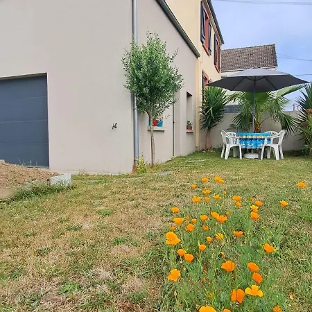 Joli Avec Jardin דירה